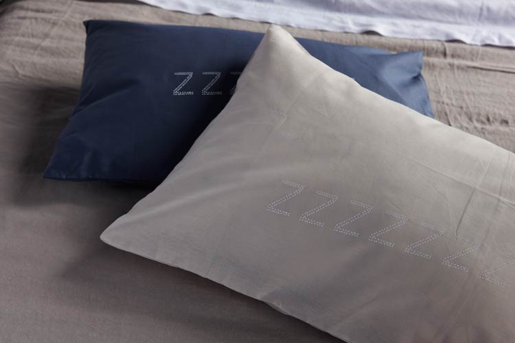 VT-Lazy-ZZZZ-kussen-jeans-en-nude